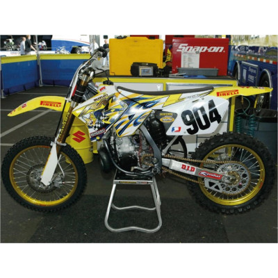 potah sedla pro RM 01-08 Team Suzuki 03 bílá/žlutá/modrá/černá